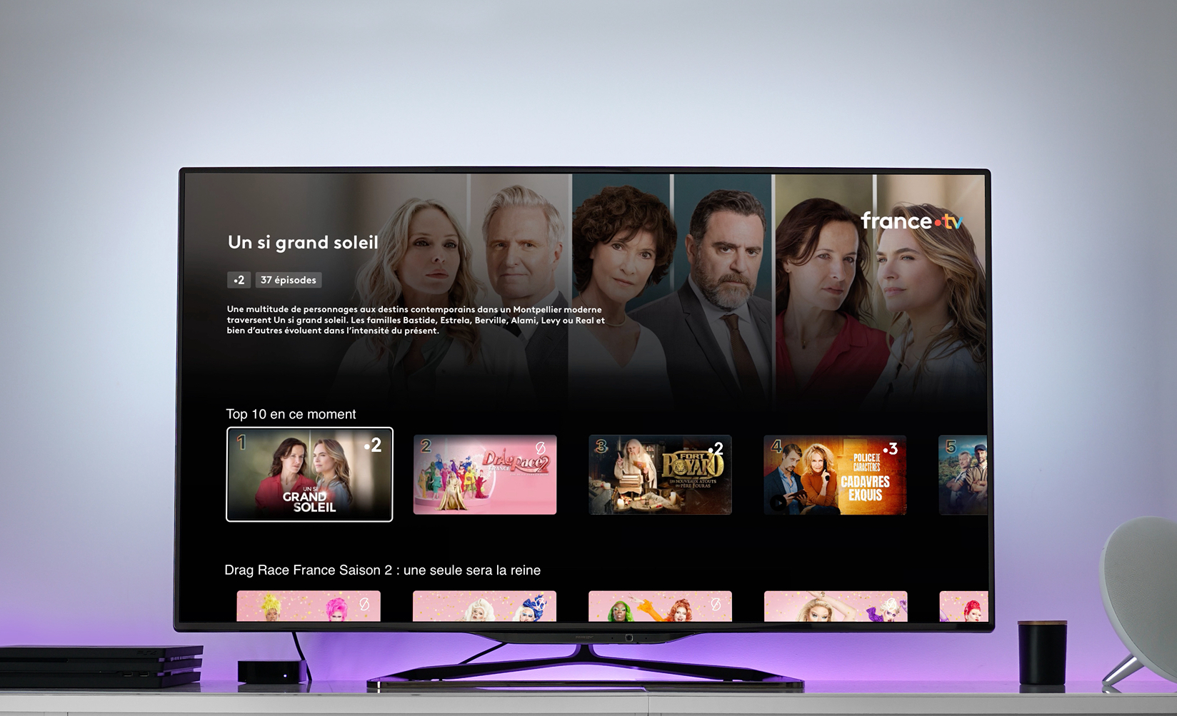 Personne choisissant un programme sur France TV sur son téléviseur